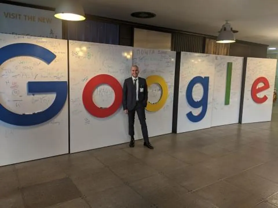 Ciro Alessandro Ottieri davanti all’installazione Google a Dublino